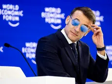 Il presidente francese Macron con gli occhiali prodotti dall'azienda iVision Tech