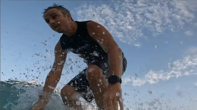 Alessio Rovere sulla tavola da surf