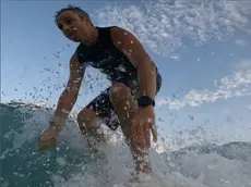 Alessio Rovere sulla tavola da surf
