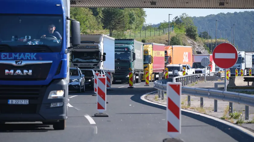 Code al valico di Fernetti nel 2025 per i lavori in H4 (foto Silvano)