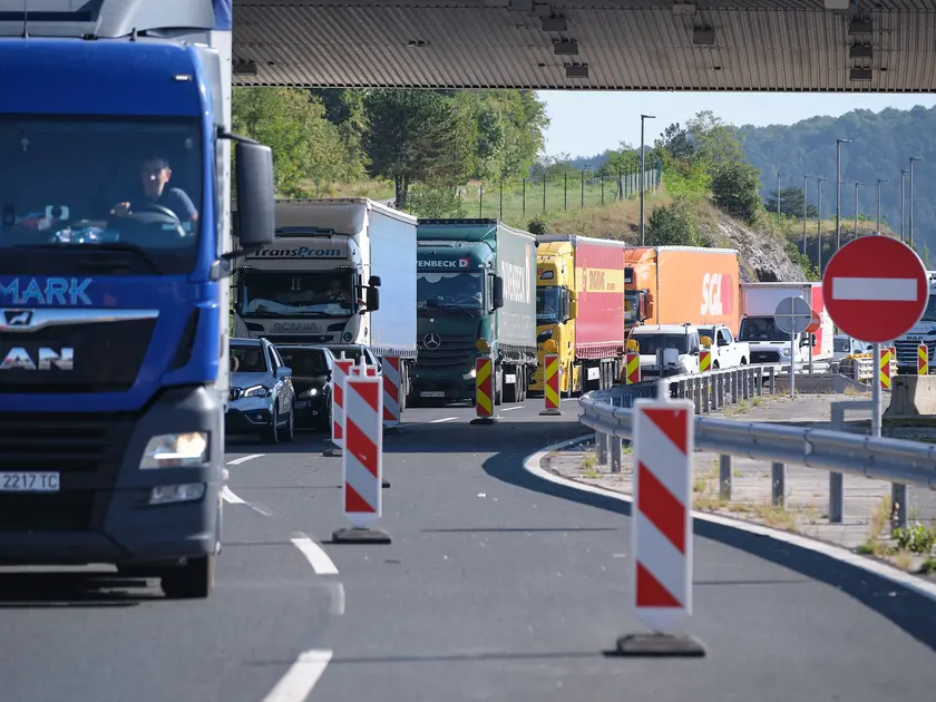 Code al valico di Fernetti nel 2025 per i lavori in H4 (foto Silvano)