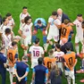 Luis de la Fuente, allenatore della Spagna, parla ai suoi giocatori durante l'hydration break