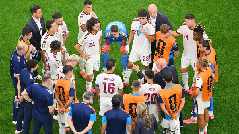 Luis de la Fuente, allenatore della Spagna, parla ai suoi giocatori durante l'hydration break