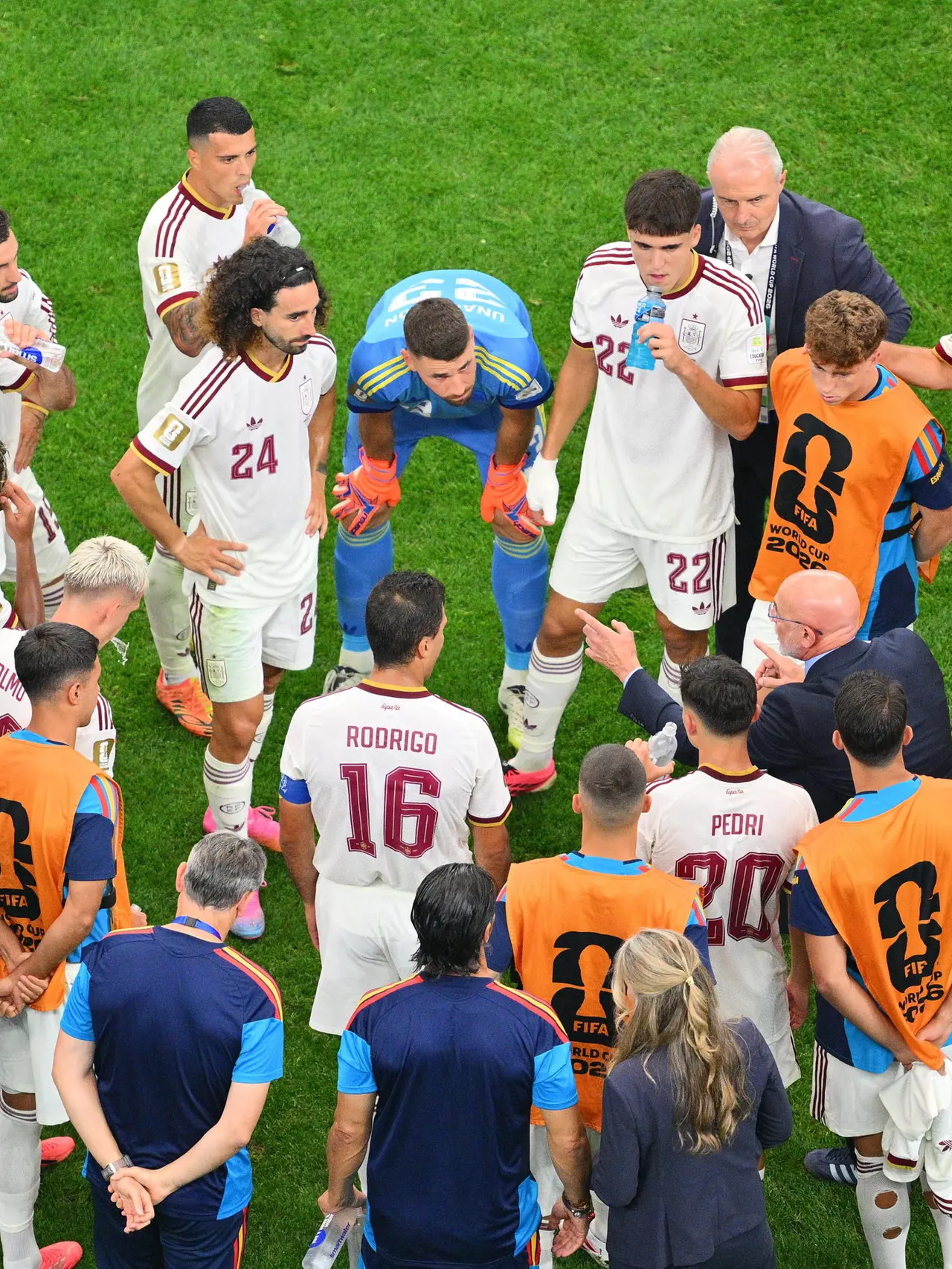 Luis de la Fuente, allenatore della Spagna, parla ai suoi giocatori durante l'hydration break