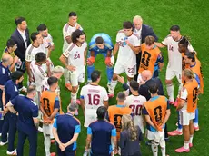 Luis de la Fuente, allenatore della Spagna, parla ai suoi giocatori durante l'hydration break