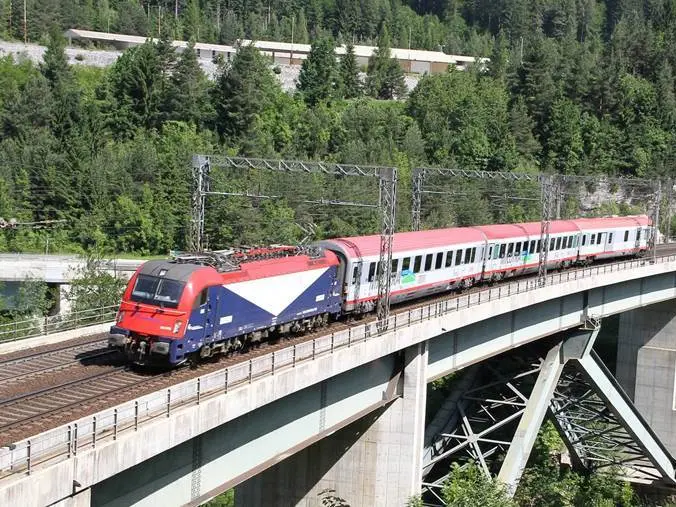 Un convoglio in transito lungo la Udine-Tarvisio