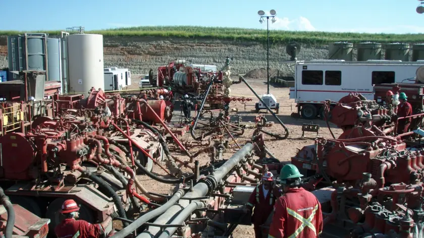 Operai e tecnici al lavoro durante un’estrazione di gas via “fracking”