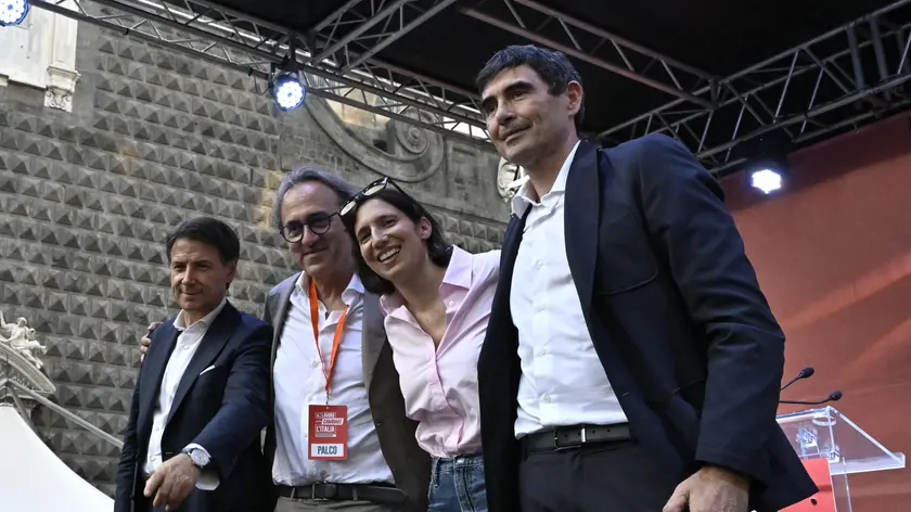 Da sinistra, Giuseppe Conte, Angelo Bonelli, Elly Schlein e Nicola Fratoianni durante una manifestazione del campo largo in piazza del Gesù, a Napoli.