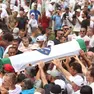 Un momento della toccante cerimonia nel cimitero di Potočari a Srebrenica in Bosnia
