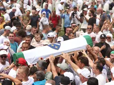 Un momento della toccante cerimonia nel cimitero di Potočari a Srebrenica in Bosnia