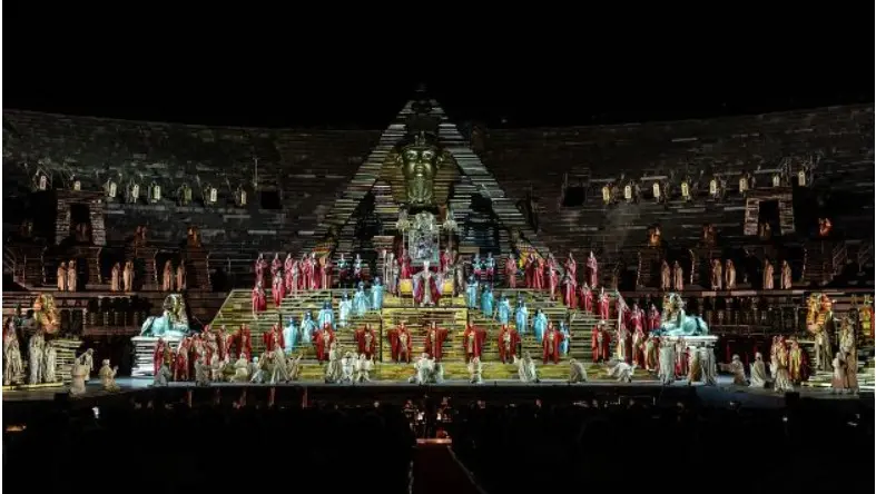 Il palco dell'Arena di Verona durante una rappresentazione di "Aida"