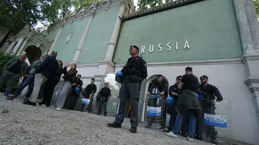 Polizia davanti al Padiglione della Russia alla Biennale lo scorso maggio