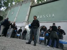 Polizia davanti al Padiglione della Russia alla Biennale lo scorso maggio