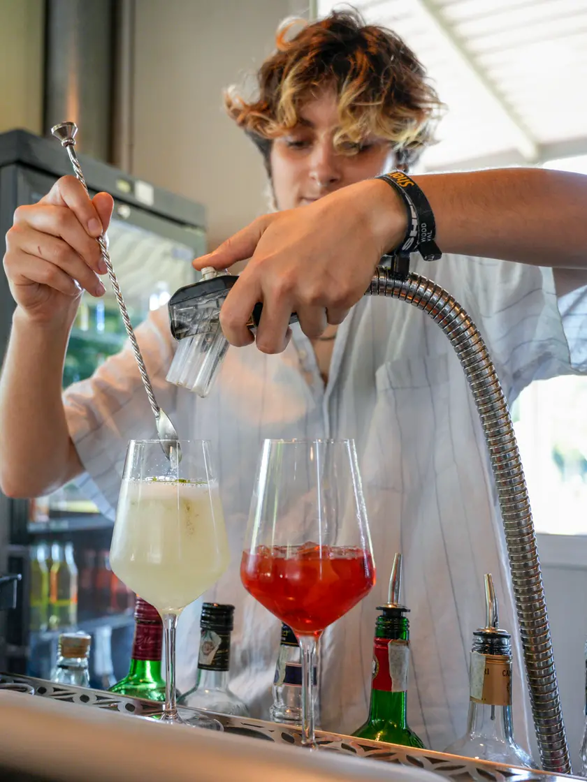 Hugo e Spritz preparati in un locale del centro di Padova (Bianchi)