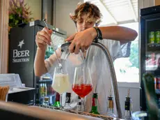 Hugo e Spritz preparati in un locale del centro di Padova (Bianchi)