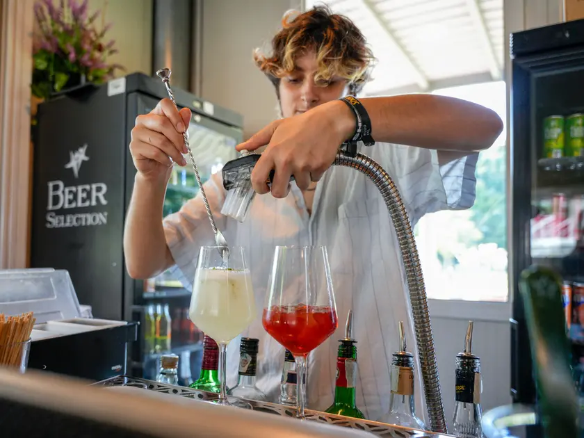 Hugo e Spritz preparati in un locale del centro di Padova (Bianchi)