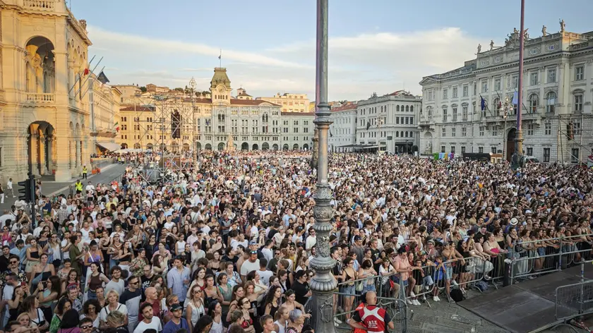 Un evento in piazza Unità a Trieste con il palco lato mare (Lasorte)