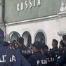 Polizia schierata davanti al paglione della Russia alla Biennale