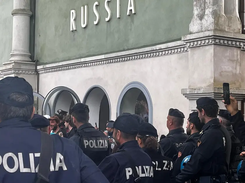 Polizia schierata davanti al paglione della Russia alla Biennale