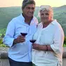 La vignaiola veronese Marinella Camerani e il compagno Cesar