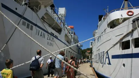 Turisti all’imbarco sui traghetti Jadrolinija per la Dalmazia. Foto pubblicata il 06.09.2017