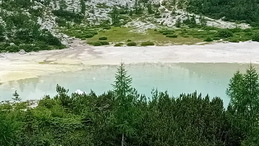 Il lago del Sorapiss con il livello delle acque che si è ritirato