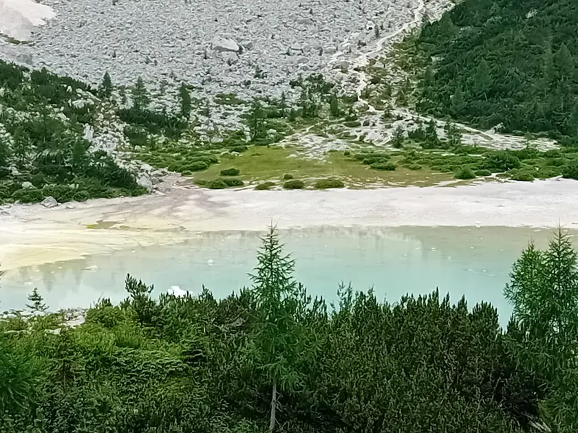 Il lago del Sorapiss con il livello delle acque che si è ritirato