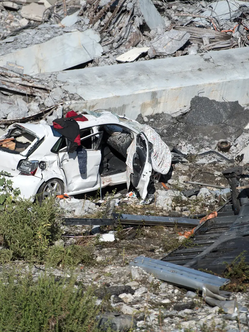 Un'auto distrutta dopo il crollo del ponte Morandi