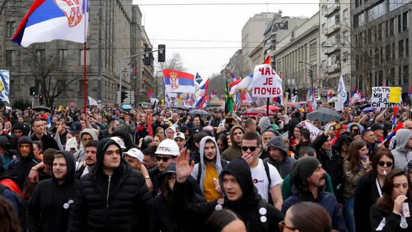 La protesta degli studenti a Belgrado il 15 marzo dello scorso anno (foto Epa)