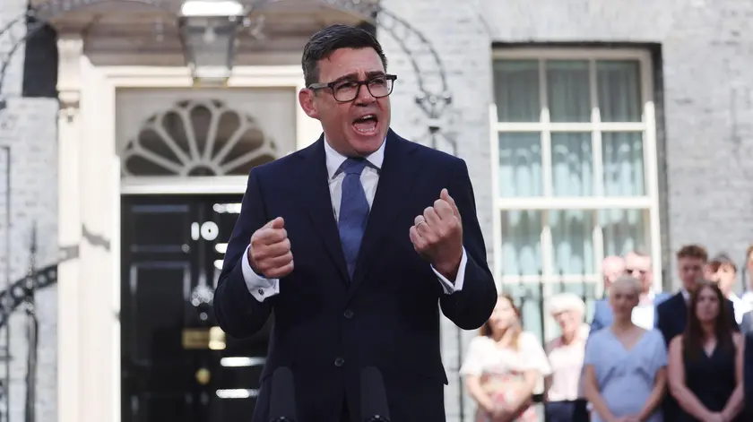 L’arrivo di Andy Burnham lunedì 20 luglio al 10 di Downing Street, residenza del primo ministro inglese