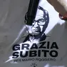 La maglietta della Lega con il volto del gioielliere Mario Roggero e la richiesta di grazia (foto Ansa)