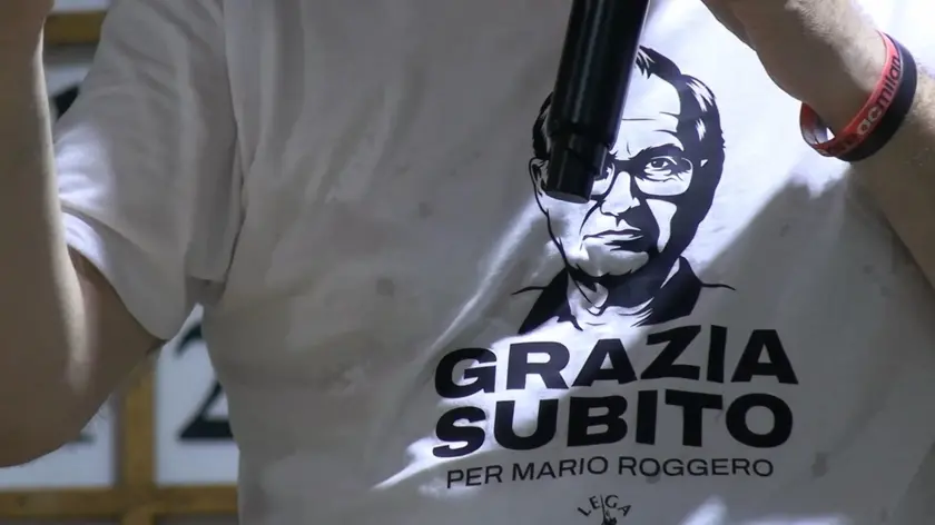 La maglietta della Lega con il volto del gioielliere Mario Roggero e la richiesta di grazia (foto Ansa)