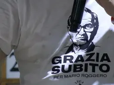 La maglietta della Lega con il volto del gioielliere Mario Roggero e la richiesta di grazia (foto Ansa)