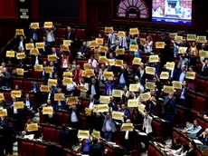 La protesta delle opposizioni in Aula alla Camera dopo la votazione sullo schema d'intesa con la Lombardia