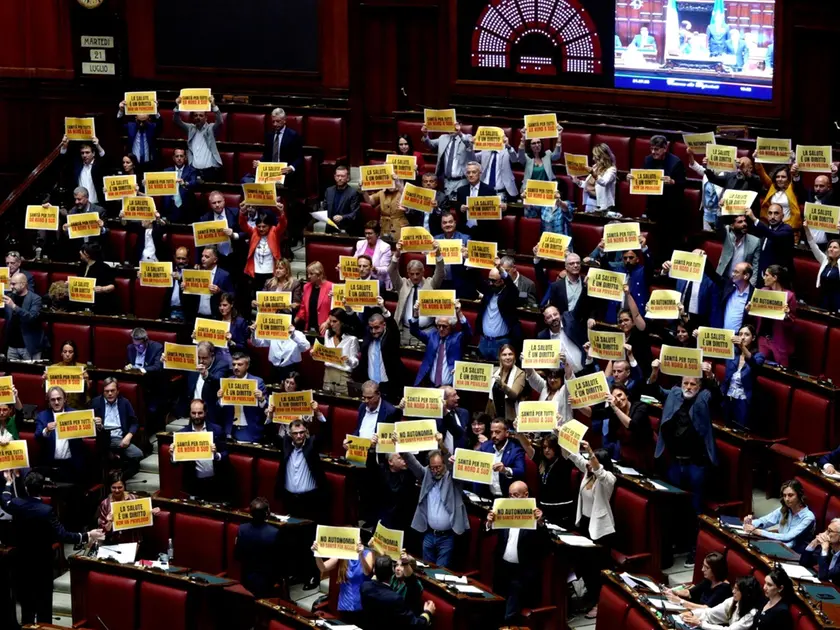 La protesta delle opposizioni in Aula alla Camera dopo la votazione sullo schema d'intesa con la Lombardia