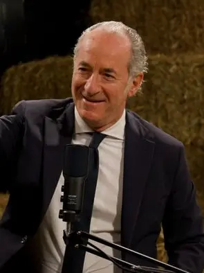 Luca Zaia durante una puntata del suo videopodcast "Il Fienile"
