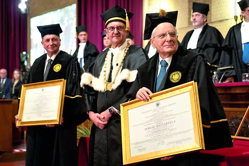 Il presidente della Repubblica Sergio Mattarella compie oggi 85 anni. Eletto nel 2015 e confermato nel 2022, è il secondo Capo dello Stato ad aver ottenuto un secondo mandato dopo Giorgio Napolitano. In occasione del compleanno, abbiamo voluto raccogliere in questa carrellata di foto alcune immagini che ricordano le sue ultime visite a Nord Est: dalla storica stretta di mano con il presidente sloveno Borut Pahor davanti alla Foiba di Basovizza al suo omaggio alle vittime per i 50 anni del terremoto del Friuli, dalle cerimonie di apertura delle Paralimpiadi all'Arena di Verona e di Go!2025 a Gorizia fino alla "Giornata dell'Unità Nazionale e delle Forze Armate" celebrata a Venezia.