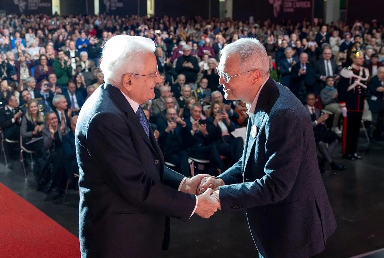 Il presidente della Repubblica Sergio Mattarella compie oggi 85 anni. Eletto nel 2015 e confermato nel 2022, è il secondo Capo dello Stato ad aver ottenuto un secondo mandato dopo Giorgio Napolitano. In occasione del compleanno, abbiamo voluto raccogliere in questa carrellata di foto alcune immagini che ricordano le sue ultime visite a Nord Est: dalla storica stretta di mano con il presidente sloveno Borut Pahor davanti alla Foiba di Basovizza al suo omaggio alle vittime per i 50 anni del terremoto del Friuli, dalle cerimonie di apertura delle Paralimpiadi all'Arena di Verona e di Go!2025 a Gorizia fino alla "Giornata dell'Unità Nazionale e delle Forze Armate" celebrata a Venezia.
