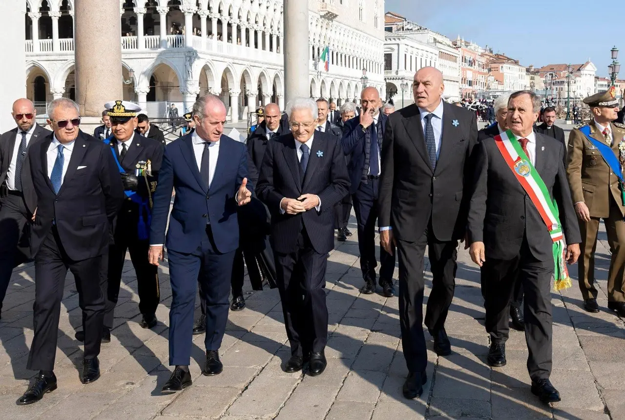Il presidente della Repubblica Sergio Mattarella compie oggi 85 anni. Eletto nel 2015 e confermato nel 2022, è il secondo Capo dello Stato ad aver ottenuto un secondo mandato dopo Giorgio Napolitano. In occasione del compleanno, abbiamo voluto raccogliere in questa carrellata di foto alcune immagini che ricordano le sue ultime visite a Nord Est: dalla storica stretta di mano con il presidente sloveno Borut Pahor davanti alla Foiba di Basovizza al suo omaggio alle vittime per i 50 anni del terremoto del Friuli, dalle cerimonie di apertura delle Paralimpiadi all'Arena di Verona e di Go!2025 a Gorizia fino alla "Giornata dell'Unità Nazionale e delle Forze Armate" celebrata a Venezia.