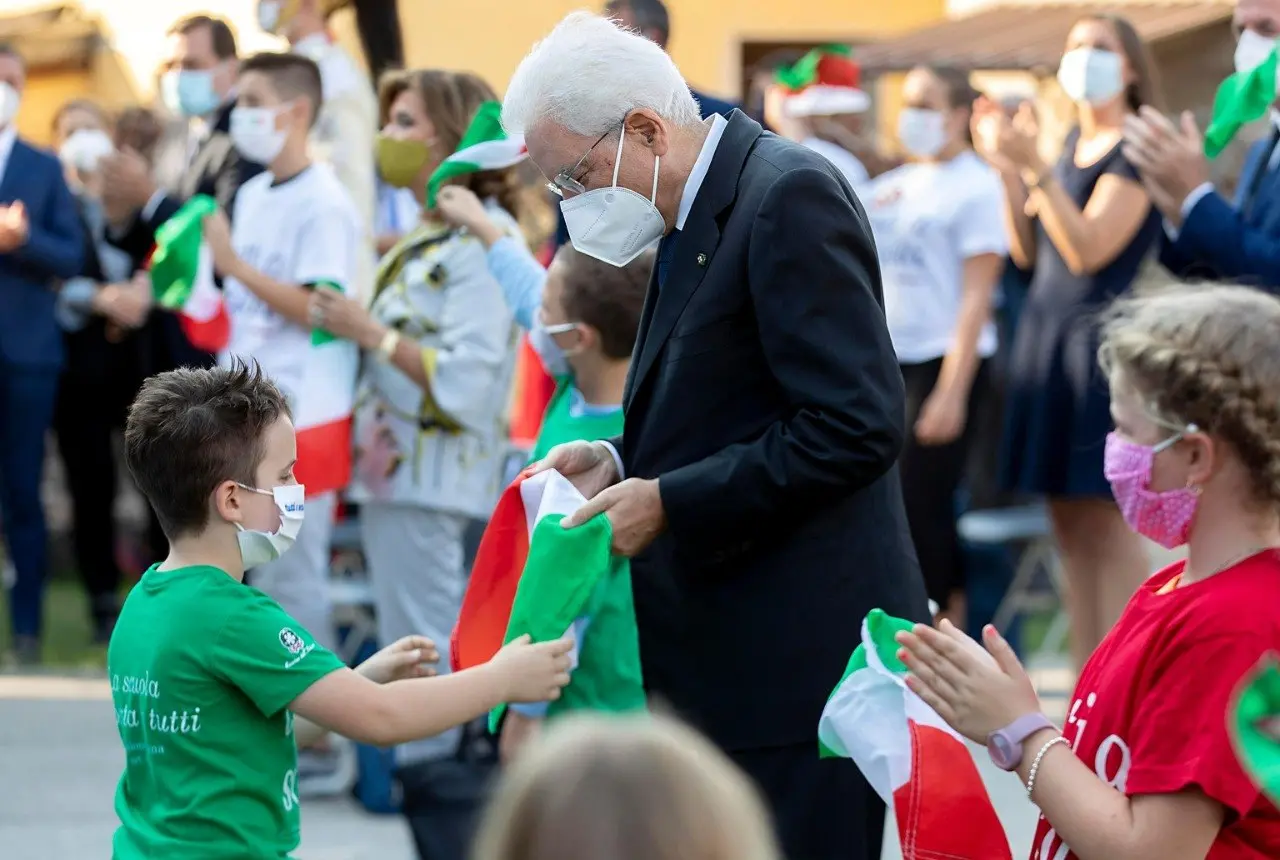 Il presidente della Repubblica Sergio Mattarella compie oggi 85 anni. Eletto nel 2015 e confermato nel 2022, è il secondo Capo dello Stato ad aver ottenuto un secondo mandato dopo Giorgio Napolitano. In occasione del compleanno, abbiamo voluto raccogliere in questa carrellata di foto alcune immagini che ricordano le sue ultime visite a Nord Est: dalla storica stretta di mano con il presidente sloveno Borut Pahor davanti alla Foiba di Basovizza al suo omaggio alle vittime per i 50 anni del terremoto del Friuli, dalle cerimonie di apertura delle Paralimpiadi all'Arena di Verona e di Go!2025 a Gorizia fino alla "Giornata dell'Unità Nazionale e delle Forze Armate" celebrata a Venezia.