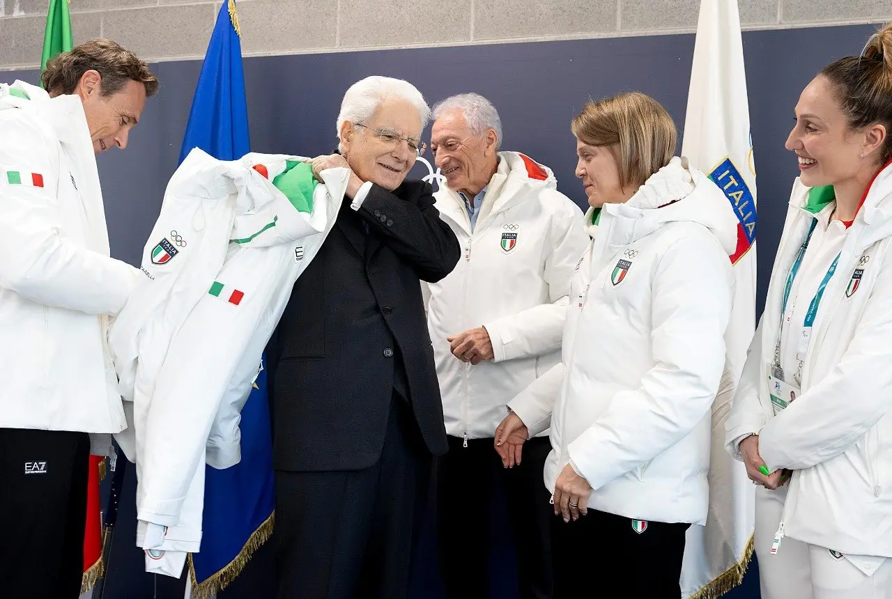 Il presidente della Repubblica Sergio Mattarella compie oggi 85 anni. Eletto nel 2015 e confermato nel 2022, è il secondo Capo dello Stato ad aver ottenuto un secondo mandato dopo Giorgio Napolitano. In occasione del compleanno, abbiamo voluto raccogliere in questa carrellata di foto alcune immagini che ricordano le sue ultime visite a Nord Est: dalla storica stretta di mano con il presidente sloveno Borut Pahor davanti alla Foiba di Basovizza al suo omaggio alle vittime per i 50 anni del terremoto del Friuli, dalle cerimonie di apertura delle Paralimpiadi all'Arena di Verona e di Go!2025 a Gorizia fino alla "Giornata dell'Unità Nazionale e delle Forze Armate" celebrata a Venezia.