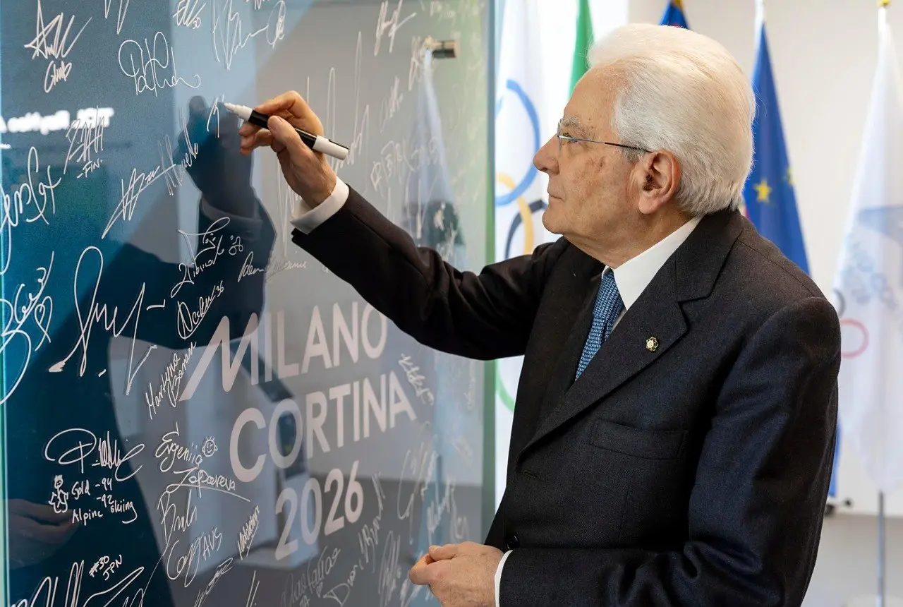 Il presidente della Repubblica Sergio Mattarella compie oggi 85 anni. Eletto nel 2015 e confermato nel 2022, è il secondo Capo dello Stato ad aver ottenuto un secondo mandato dopo Giorgio Napolitano. In occasione del compleanno, abbiamo voluto raccogliere in questa carrellata di foto alcune immagini che ricordano le sue ultime visite a Nord Est: dalla storica stretta di mano con il presidente sloveno Borut Pahor davanti alla Foiba di Basovizza al suo omaggio alle vittime per i 50 anni del terremoto del Friuli, dalle cerimonie di apertura delle Paralimpiadi all'Arena di Verona e di Go!2025 a Gorizia fino alla "Giornata dell'Unità Nazionale e delle Forze Armate" celebrata a Venezia.