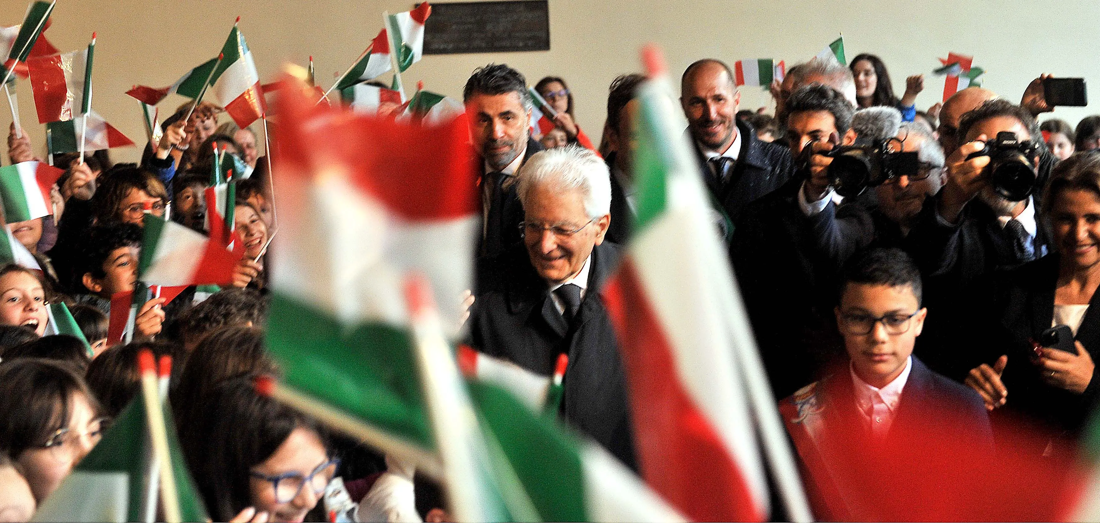 Il presidente della Repubblica Sergio Mattarella compie oggi 85 anni. Eletto nel 2015 e confermato nel 2022, è il secondo Capo dello Stato ad aver ottenuto un secondo mandato dopo Giorgio Napolitano. In occasione del compleanno, abbiamo voluto raccogliere in questa carrellata di foto alcune immagini che ricordano le sue ultime visite a Nord Est: dalla storica stretta di mano con il presidente sloveno Borut Pahor davanti alla Foiba di Basovizza al suo omaggio alle vittime per i 50 anni del terremoto del Friuli, dalle cerimonie di apertura delle Paralimpiadi all'Arena di Verona e di Go!2025 a Gorizia fino alla "Giornata dell'Unità Nazionale e delle Forze Armate" celebrata a Venezia.