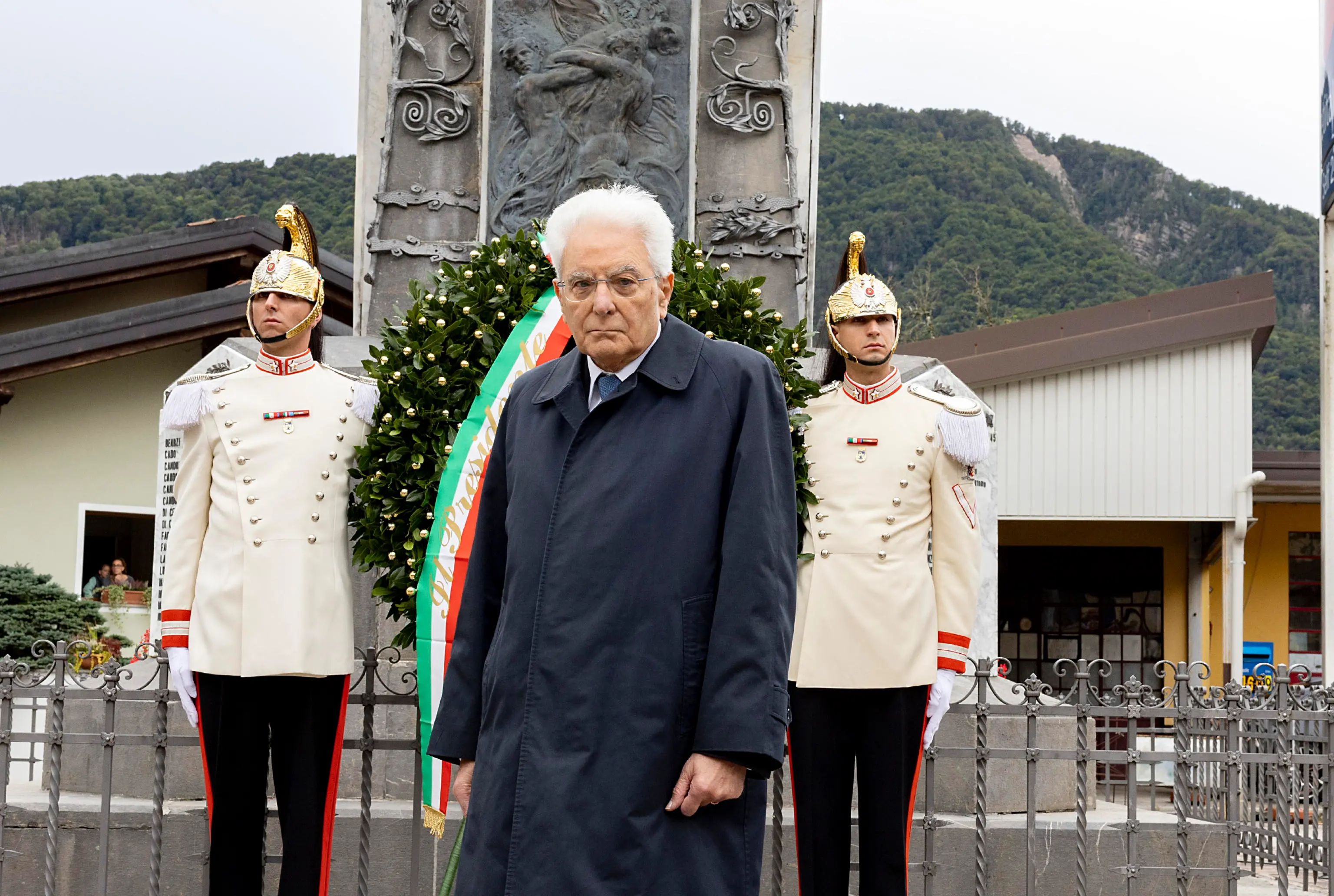 Il presidente della Repubblica Sergio Mattarella compie oggi 85 anni. Eletto nel 2015 e confermato nel 2022, è il secondo Capo dello Stato ad aver ottenuto un secondo mandato dopo Giorgio Napolitano. In occasione del compleanno, abbiamo voluto raccogliere in questa carrellata di foto alcune immagini che ricordano le sue ultime visite a Nord Est: dalla storica stretta di mano con il presidente sloveno Borut Pahor davanti alla Foiba di Basovizza al suo omaggio alle vittime per i 50 anni del terremoto del Friuli, dalle cerimonie di apertura delle Paralimpiadi all'Arena di Verona e di Go!2025 a Gorizia fino alla "Giornata dell'Unità Nazionale e delle Forze Armate" celebrata a Venezia.
