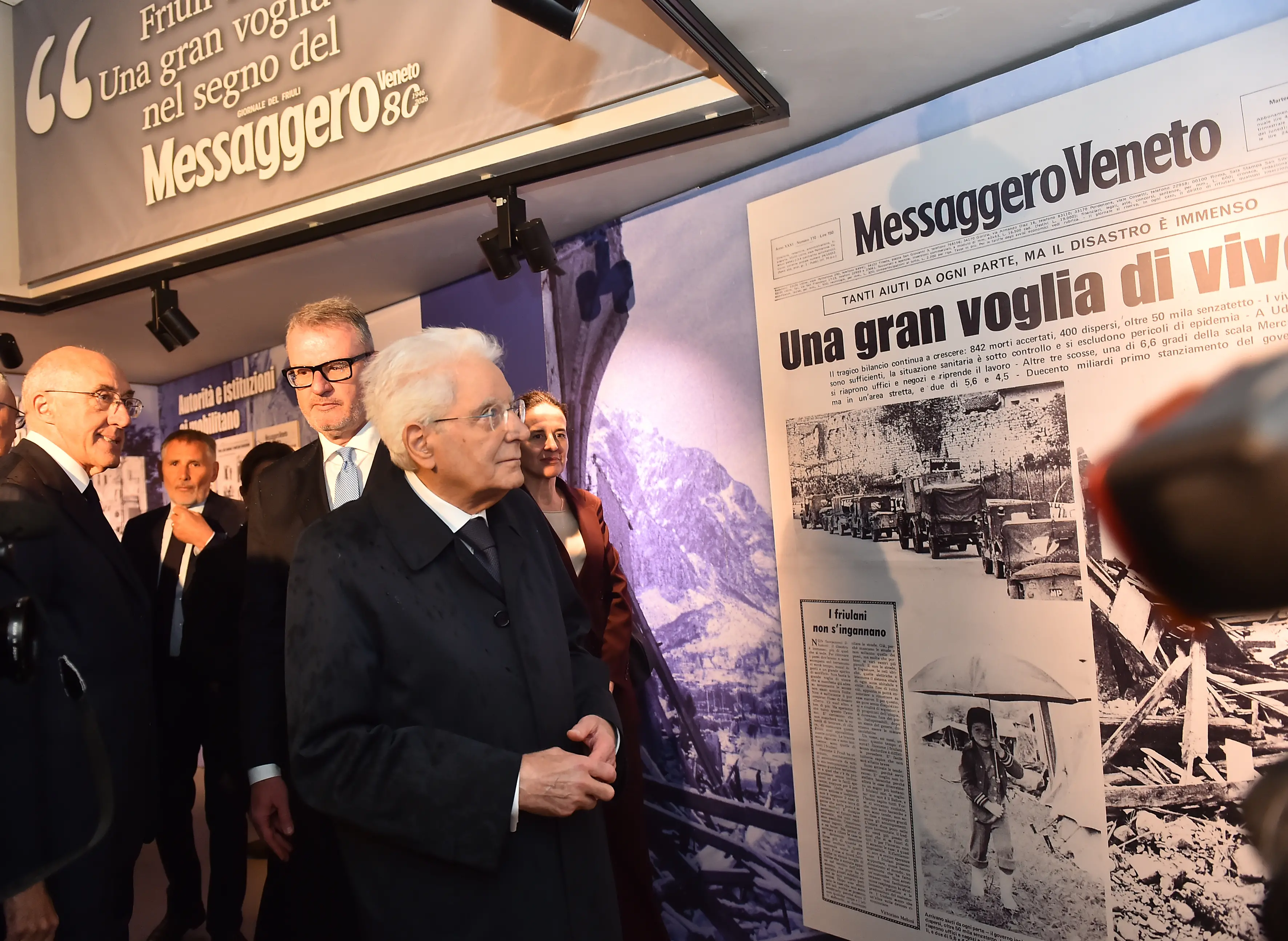 Il presidente della Repubblica Sergio Mattarella compie oggi 85 anni. Eletto nel 2015 e confermato nel 2022, è il secondo Capo dello Stato ad aver ottenuto un secondo mandato dopo Giorgio Napolitano. In occasione del compleanno, abbiamo voluto raccogliere in questa carrellata di foto alcune immagini che ricordano le sue ultime visite a Nord Est: dalla storica stretta di mano con il presidente sloveno Borut Pahor davanti alla Foiba di Basovizza al suo omaggio alle vittime per i 50 anni del terremoto del Friuli, dalle cerimonie di apertura delle Paralimpiadi all'Arena di Verona e di Go!2025 a Gorizia fino alla "Giornata dell'Unità Nazionale e delle Forze Armate" celebrata a Venezia.