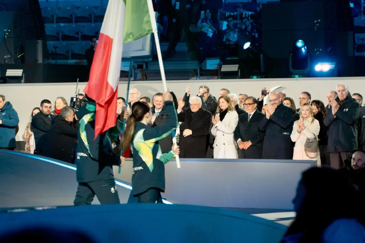 Il presidente della Repubblica Sergio Mattarella compie oggi 85 anni. Eletto nel 2015 e confermato nel 2022, è il secondo Capo dello Stato ad aver ottenuto un secondo mandato dopo Giorgio Napolitano. In occasione del compleanno, abbiamo voluto raccogliere in questa carrellata di foto alcune immagini che ricordano le sue ultime visite a Nord Est: dalla storica stretta di mano con il presidente sloveno Borut Pahor davanti alla Foiba di Basovizza al suo omaggio alle vittime per i 50 anni del terremoto del Friuli, dalle cerimonie di apertura delle Paralimpiadi all'Arena di Verona e di Go!2025 a Gorizia fino alla "Giornata dell'Unità Nazionale e delle Forze Armate" celebrata a Venezia.