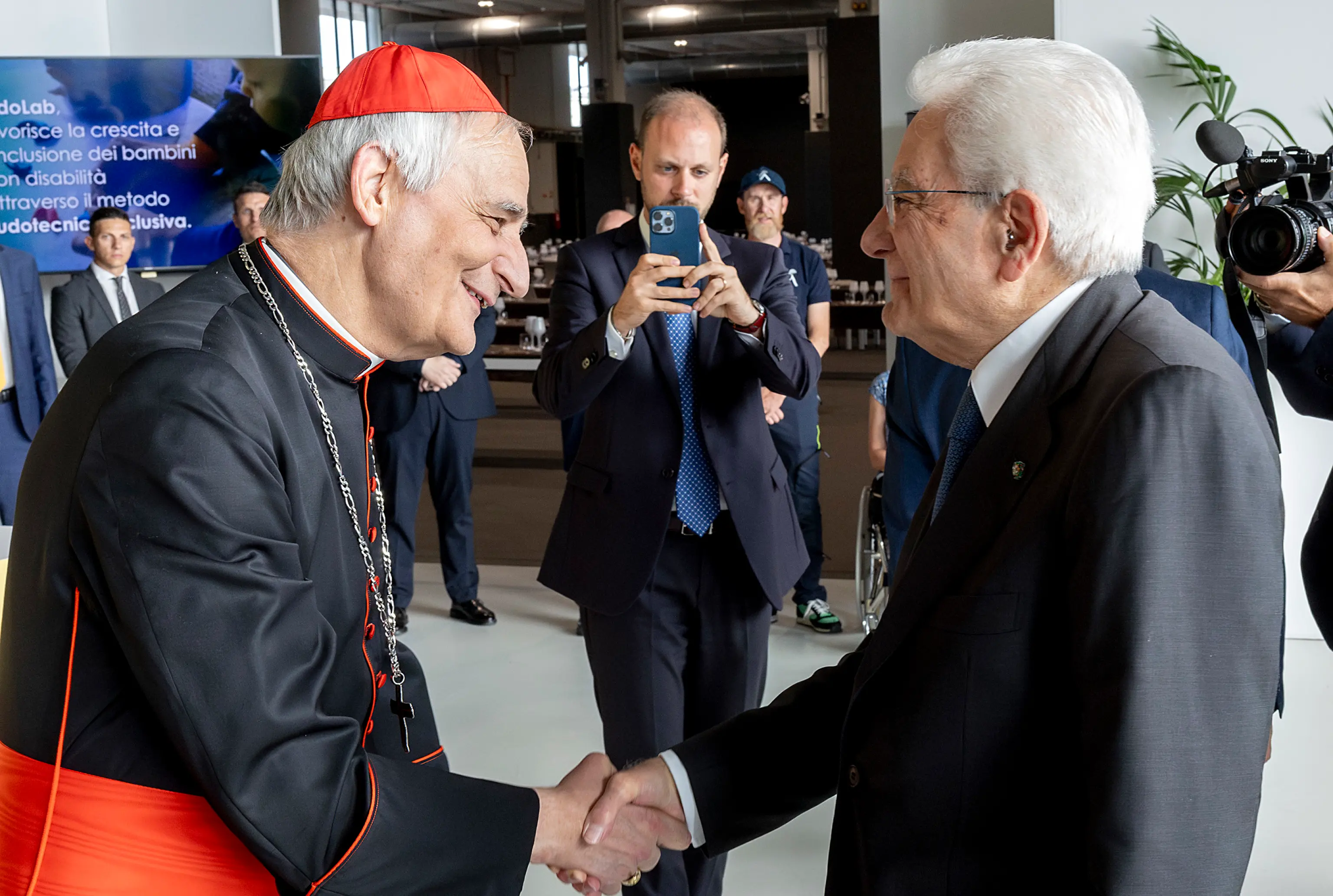 Il presidente della Repubblica Sergio Mattarella compie oggi 85 anni. Eletto nel 2015 e confermato nel 2022, è il secondo Capo dello Stato ad aver ottenuto un secondo mandato dopo Giorgio Napolitano. In occasione del compleanno, abbiamo voluto raccogliere in questa carrellata di foto alcune immagini che ricordano le sue ultime visite a Nord Est: dalla storica stretta di mano con il presidente sloveno Borut Pahor davanti alla Foiba di Basovizza al suo omaggio alle vittime per i 50 anni del terremoto del Friuli, dalle cerimonie di apertura delle Paralimpiadi all'Arena di Verona e di Go!2025 a Gorizia fino alla "Giornata dell'Unità Nazionale e delle Forze Armate" celebrata a Venezia.