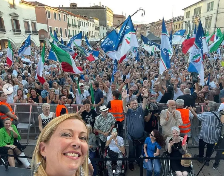 mestre, elezioni politiche, il tour elettorale di giorgia meloni, comizio, il selfie con la folla