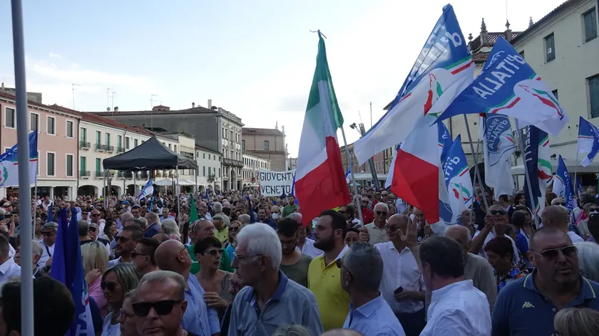 I militanti al comizio di Giorgia Meloni a Mestre