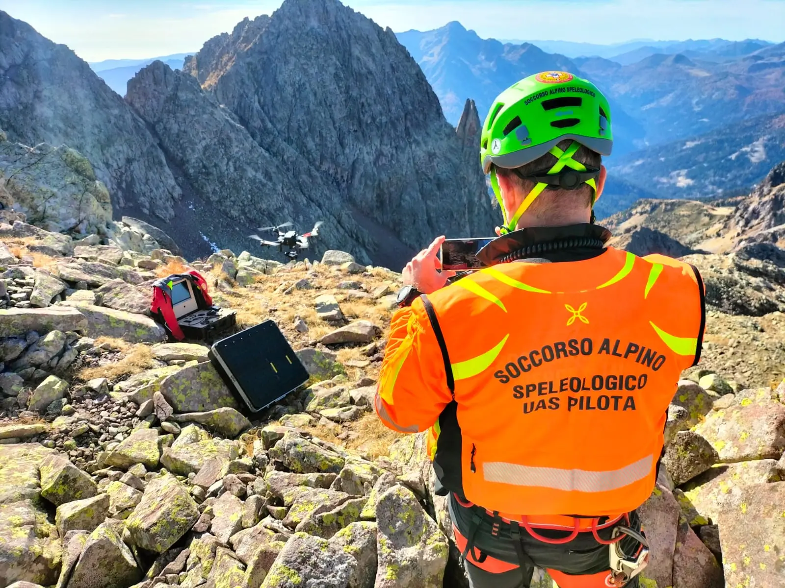 Un pilota di drone del Soccorso alpino